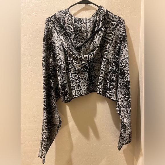 ‼️Snakeskin Cropped Hoodie Set‼️ - Picture 6 of 11